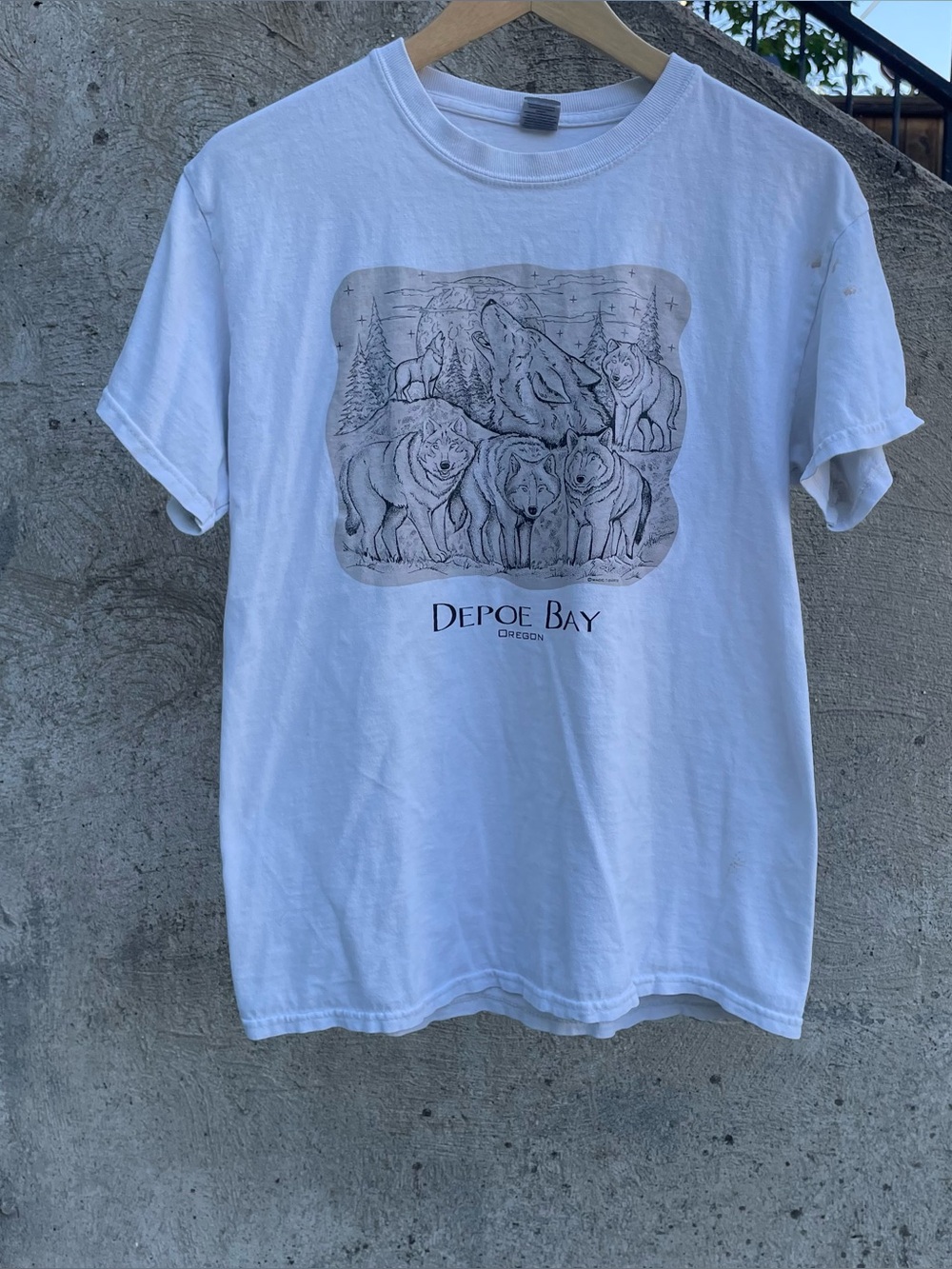 Depoe Bay, Oregon wolf t shirt size medium